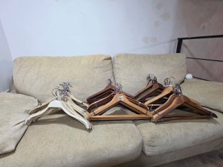 Lote de perchas madera y metal