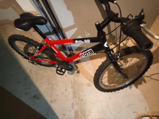Bicicleta infantil roja y negra