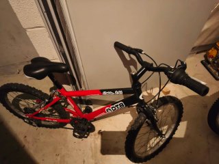 Bicicleta infantil roja y negra