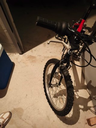 Bicicleta infantil roja y negra