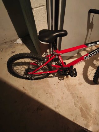 Bicicleta infantil roja y negra