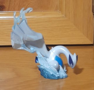 Figura Lugia con efecto de agua.