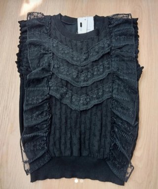 Blusa de punto negra con volantes
