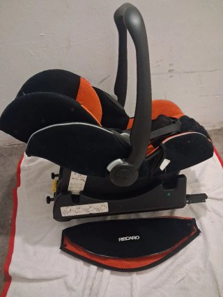 Silla coche Recaro bebe con soporte al vehículo.