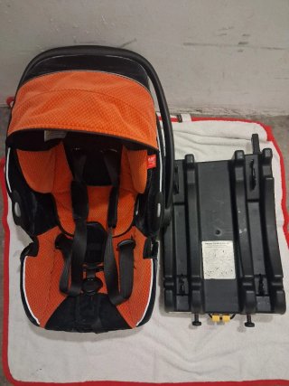 Silla coche Recaro bebe con soporte al vehículo.