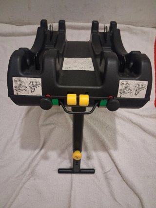 Silla coche Recaro bebe con soporte al vehículo.
