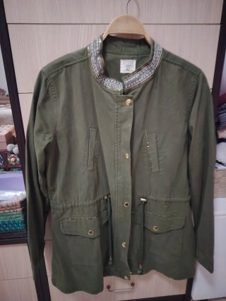 Chaqueta verde con detalles dorados Talla 42