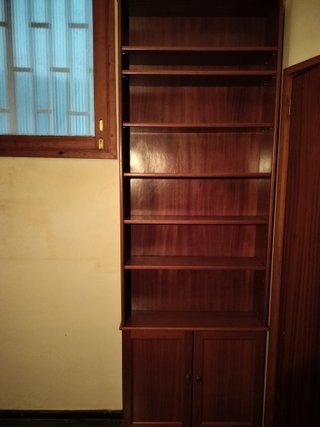 Librería de madera marrón