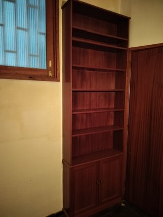 Librería de madera marrón