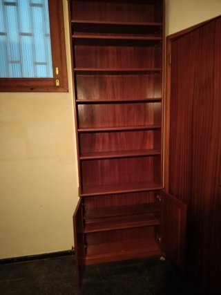 Librería de madera marrón