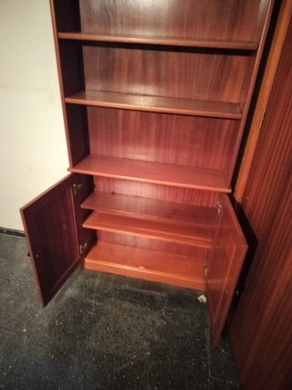 Librería de madera marrón