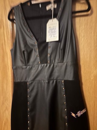 Vestido negro con tachuelas