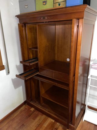 Armario de madera de cerezo