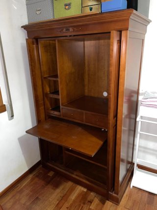 Armario de madera de cerezo
