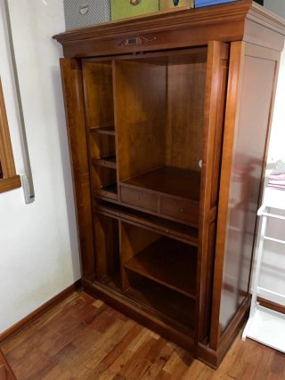 Armario de madera de cerezo