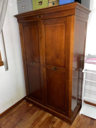 Armario de madera de cerezo