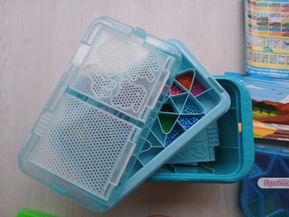 Maletín Aquabeads con estuches de abalorios