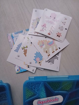 Maletín Aquabeads con estuches de abalorios