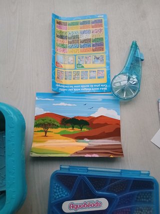Maletín Aquabeads con estuches de abalorios