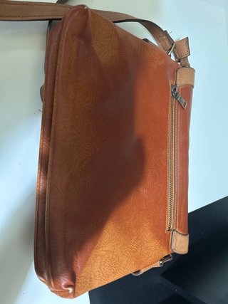Bolso de hombro marrón.