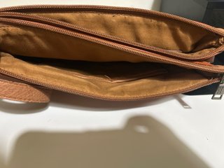 Bolso de hombro marrón.