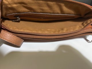 Bolso de hombro marrón.
