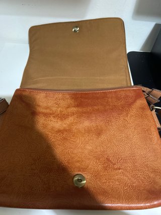 Bolso de hombro marrón.