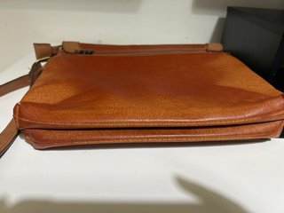 Bolso de hombro marrón.