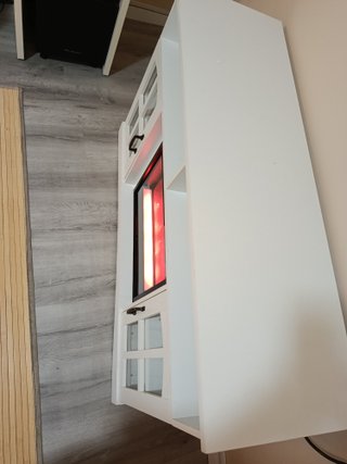 Mueble chimenea blanco con puertas de cristal