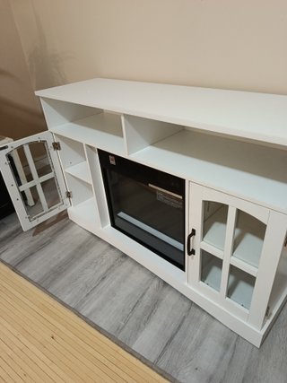 Mueble chimenea blanco con puertas de cristal