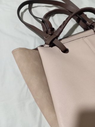 Bolso de hombro marrón y beige