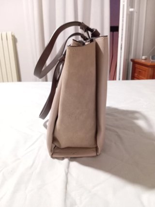 Bolso de hombro marrón y beige