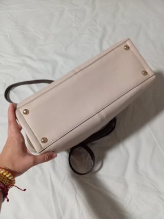 Bolso de hombro marrón y beige