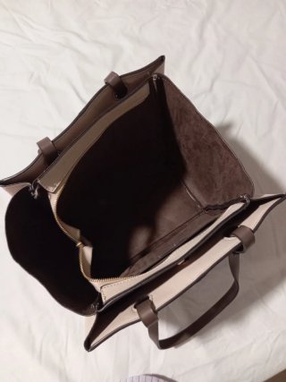 Bolso de hombro marrón y beige