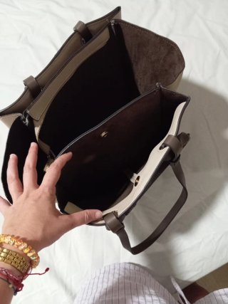 Bolso de hombro marrón y beige