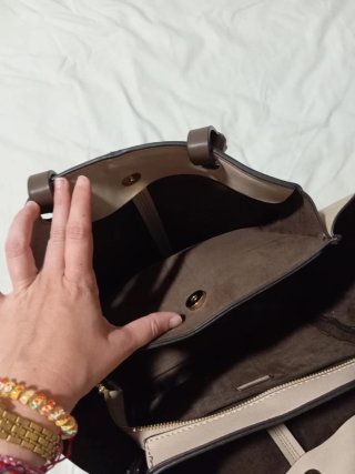 Bolso de hombro marrón y beige