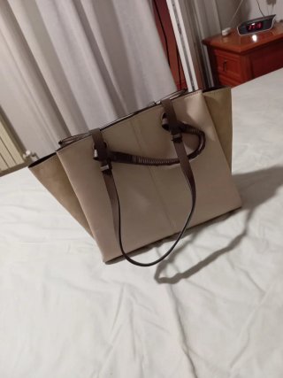 Bolso de hombro marrón y beige