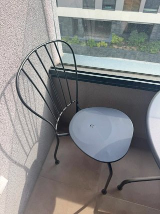 Conjunto de terraza con mesa redonda y dos sillas
