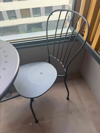 Conjunto de terraza con mesa redonda y dos sillas
