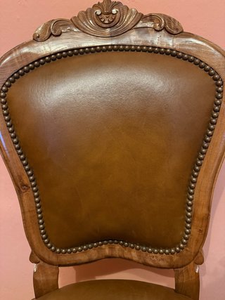 Sillas de madera con tapizado de cuero