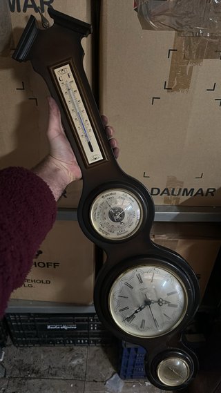 Reloj de pared con termómetro y barómetro