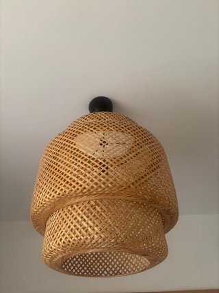 Lámpara de bambú tejida