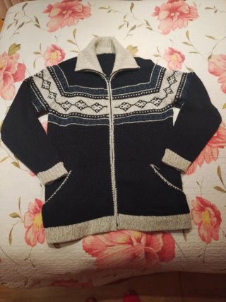 Chaqueta de lana con cremallera y cuello