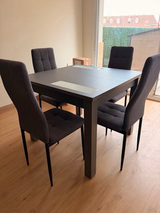 Mesa y 4 sillas comedor gris