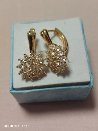Pendientes flor brillantes chapado oro