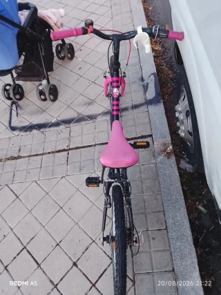 Bicicleta infantil BTWIN rosa y negra