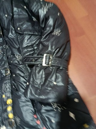 Chaqueta negra con estampado infantil