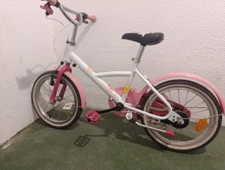 Bicicleta infantil rosa y blanca