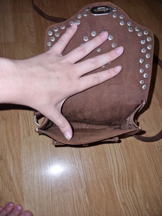 Bolso de cuero marrón con piedra morada.