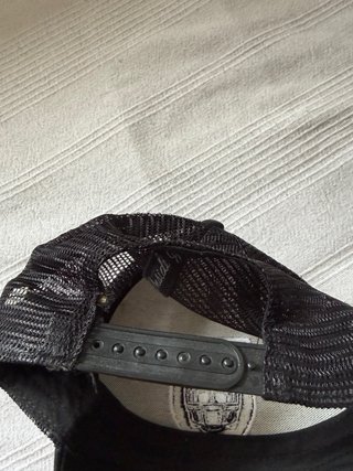 Gorra trucker negra y gris con parche